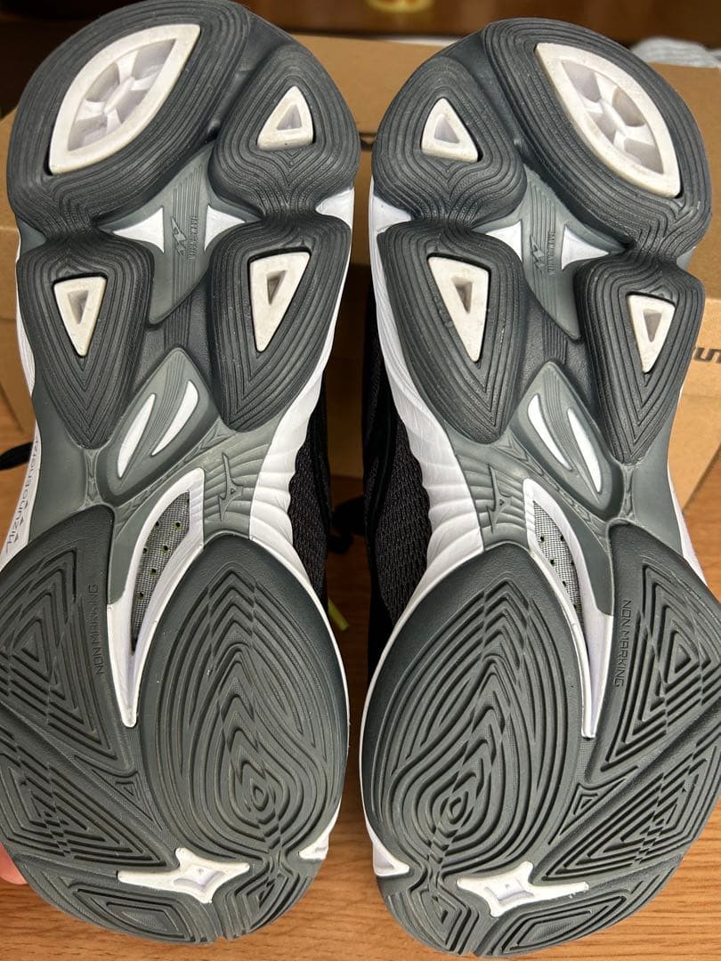 MIZUNO ウェーブライトニングZ7 ミズノ　バレーボールシューズ　23.5