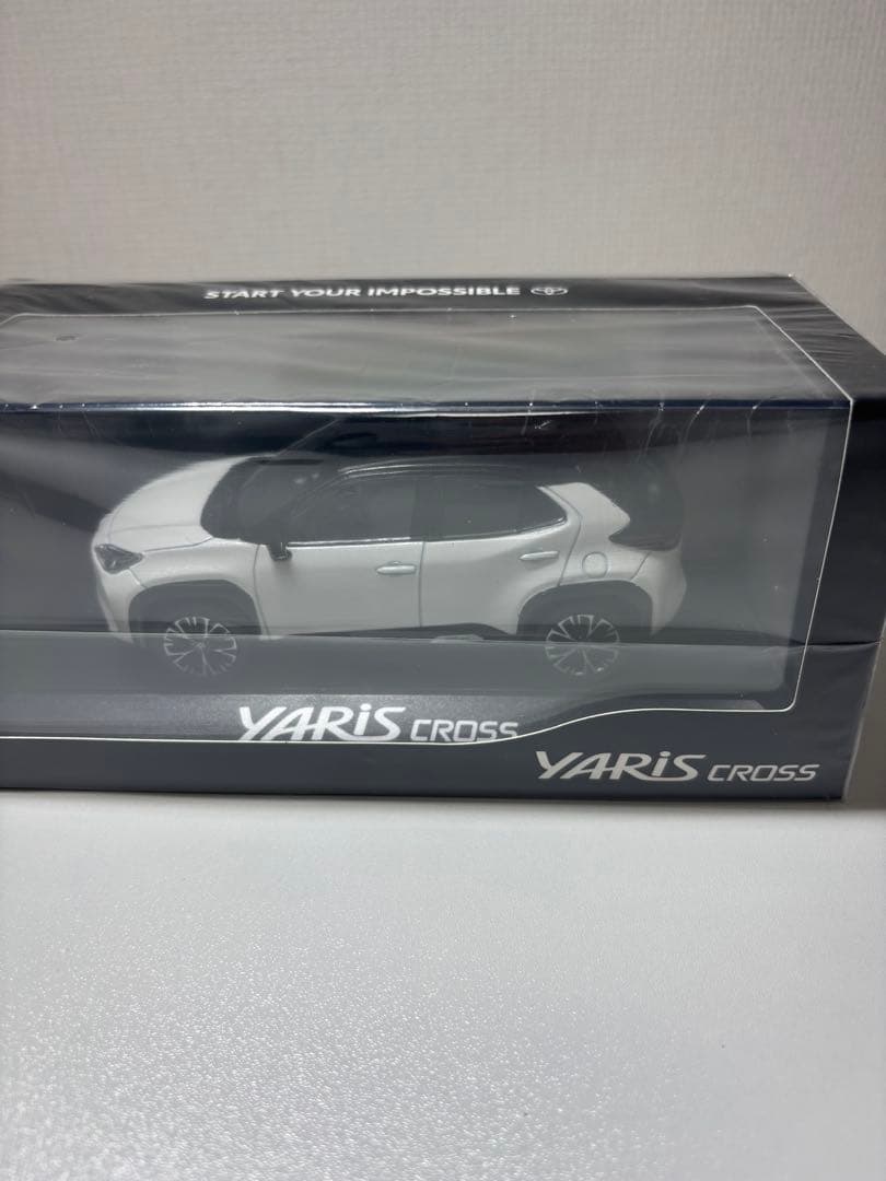 トヨタ⭐️ヤリスクロス⭐️ミニカー　黒✖️白　2トーンカラー　新品未開封　透明ケース入