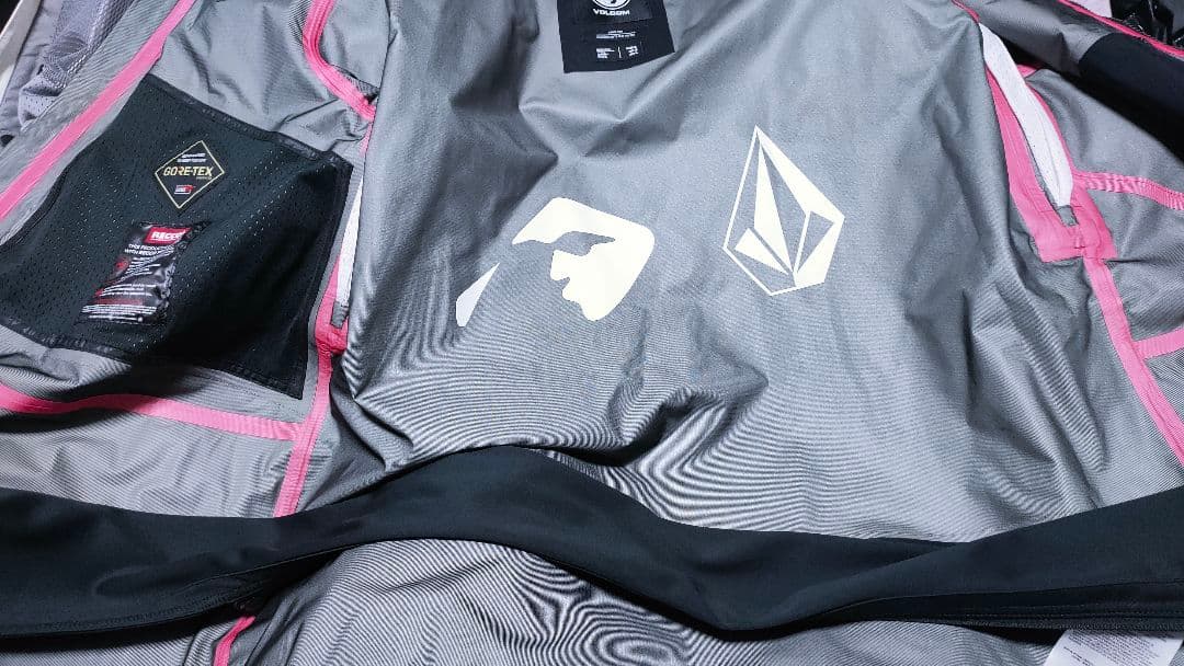 ✨美品✨【ボルコム VOLCOM】スノーボードウェア ゴアテックス ブラック