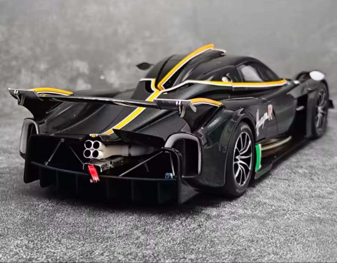 Pagani Huayra R 1/18 スケールモデルミニカー