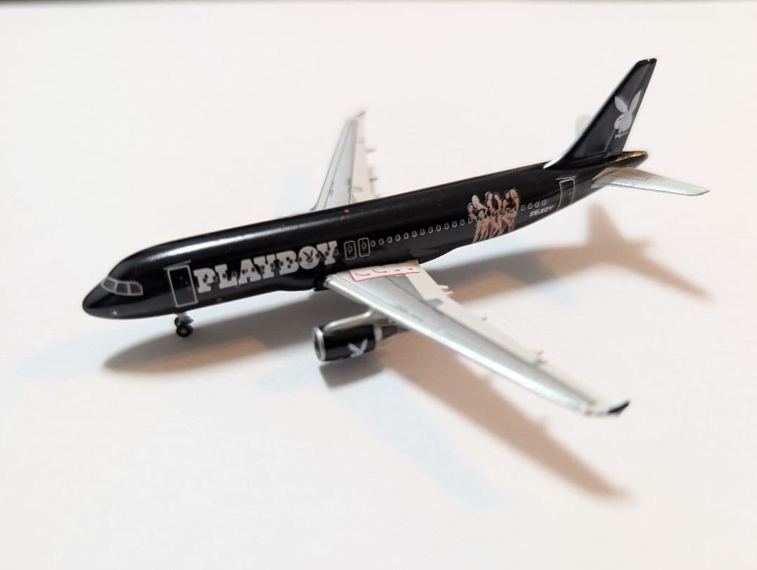 航空機・ヘリコプター AIRBUS A320-200 PLAYBOY SE-XCY 1:400