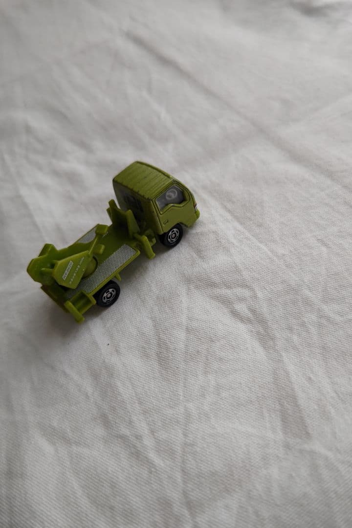 トミカ 緑色トラック型ミニカー