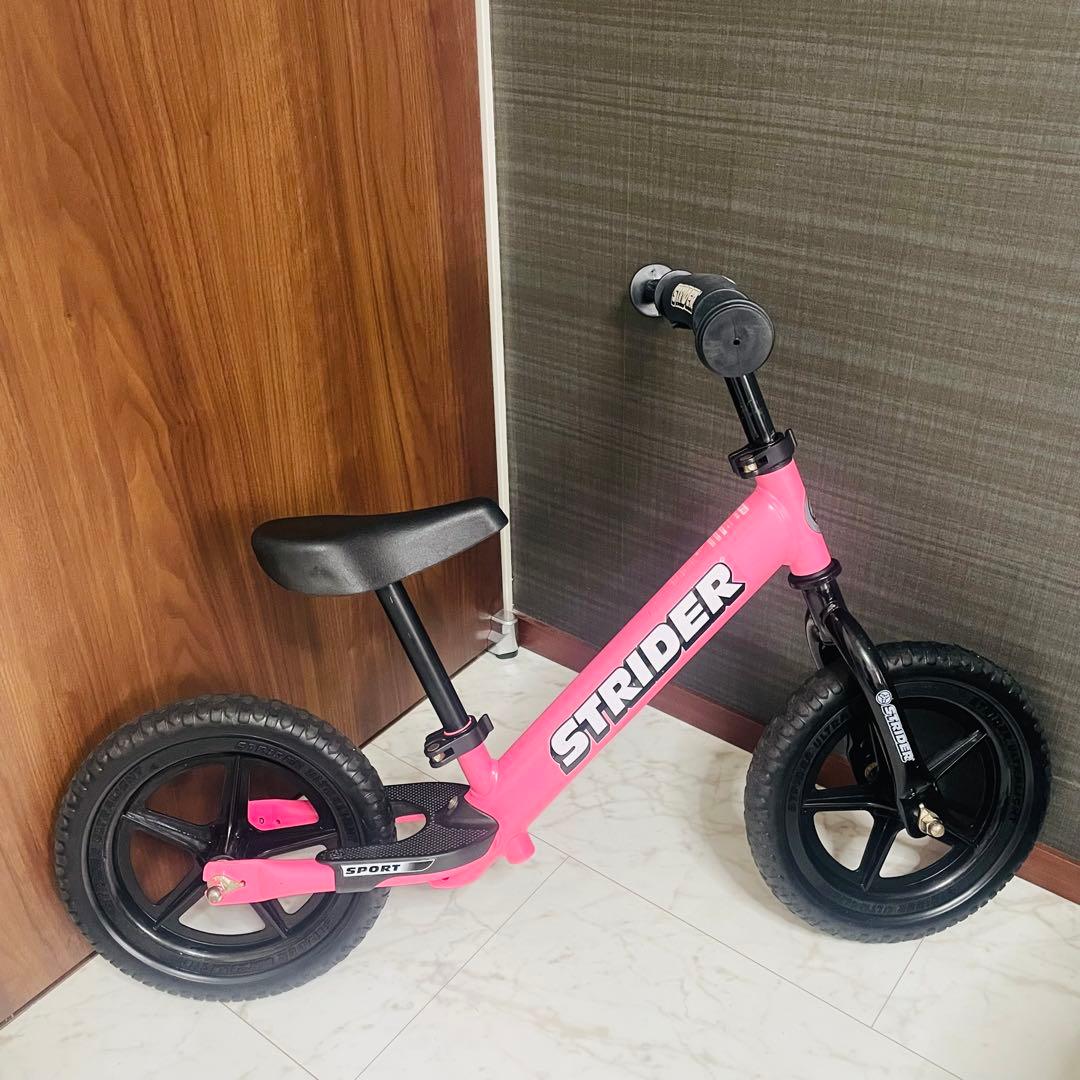 日曜限定STRIDERストライダースポーツピンクキックバイク キッズ 12インチ