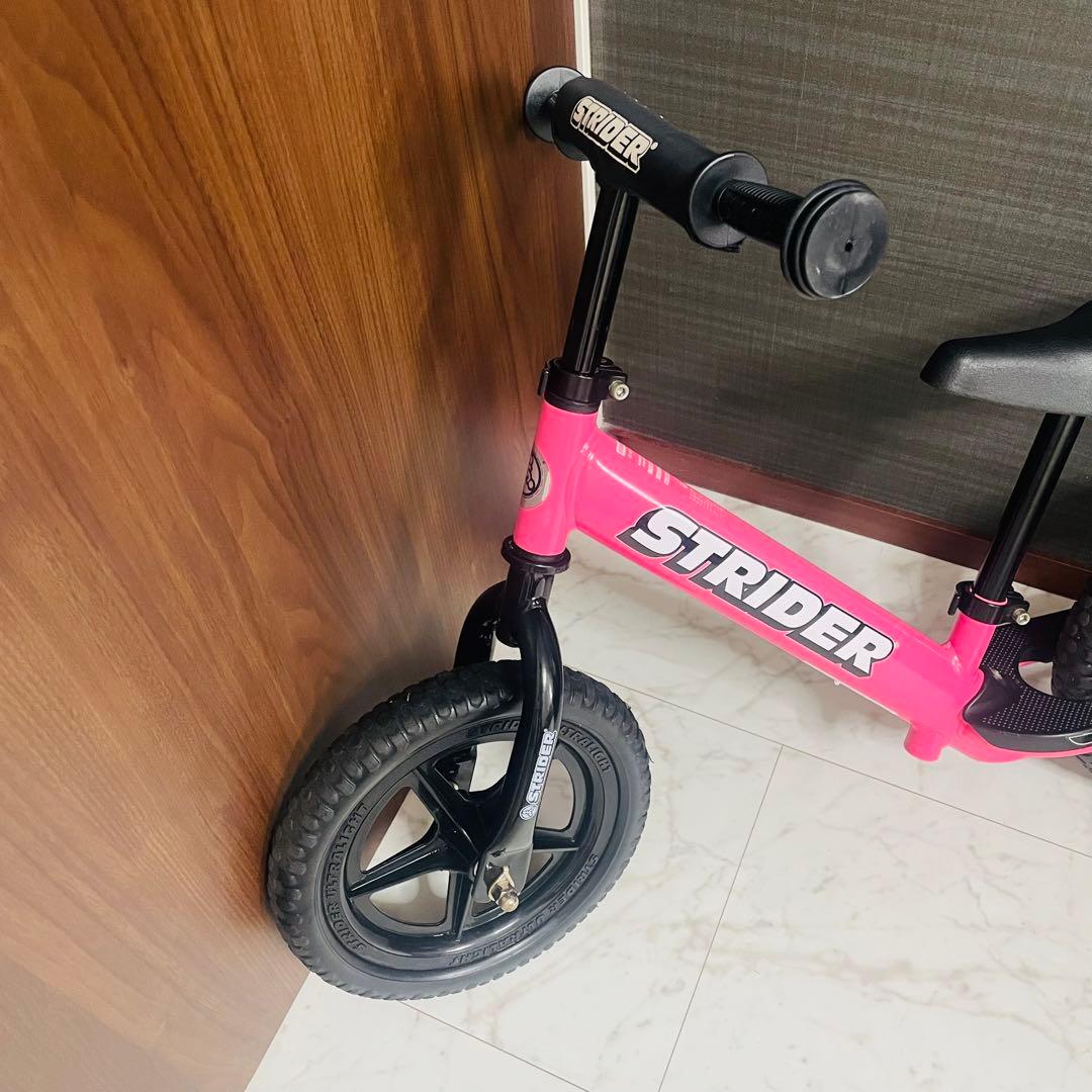 日曜限定STRIDERストライダースポーツピンクキックバイク キッズ 12インチ