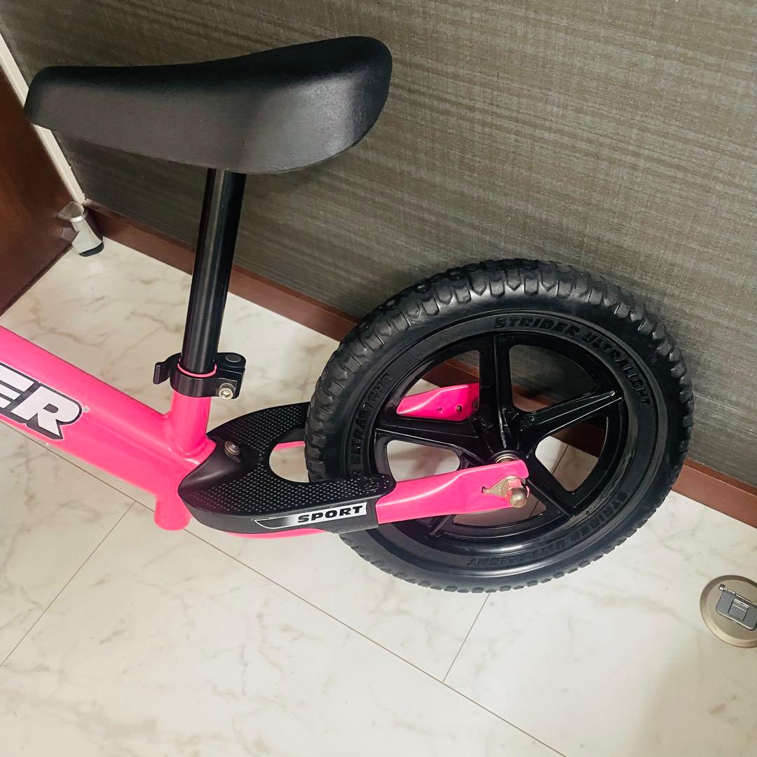 日曜限定STRIDERストライダースポーツピンクキックバイク キッズ 12インチ