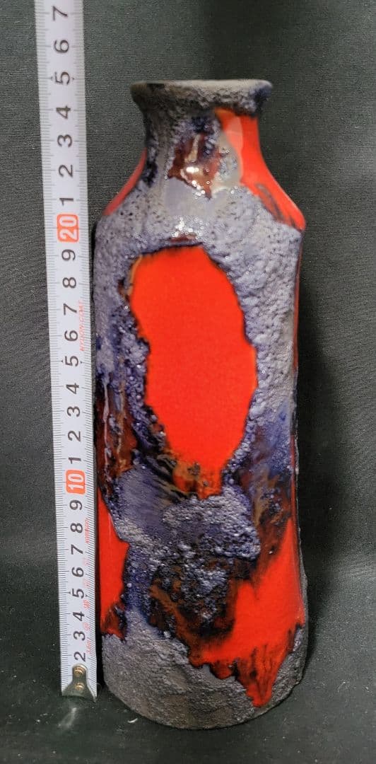 溶岩が流れ出たような陶器のフラワーベース