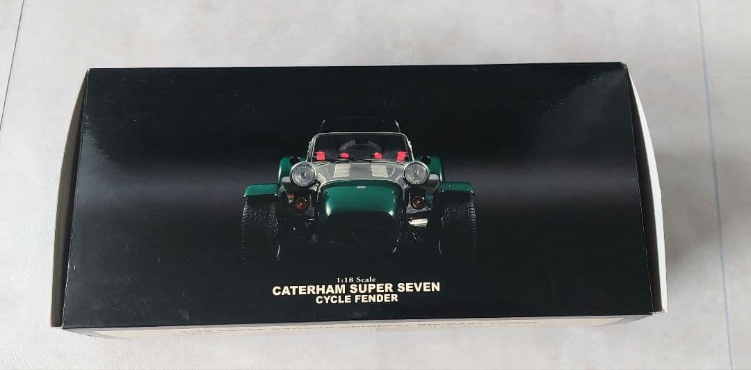ミニカー Caterham Super Seven Cycle Fender 1:18