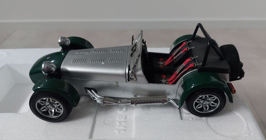 ミニカー Caterham Super Seven Cycle Fender 1:18