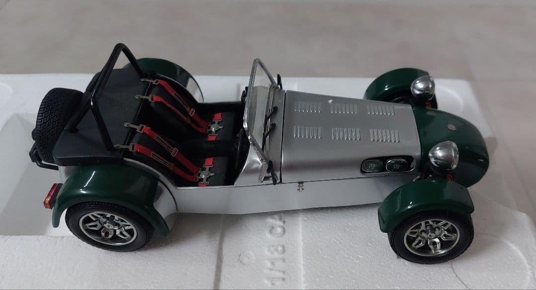 ミニカー Caterham Super Seven Cycle Fender 1:18