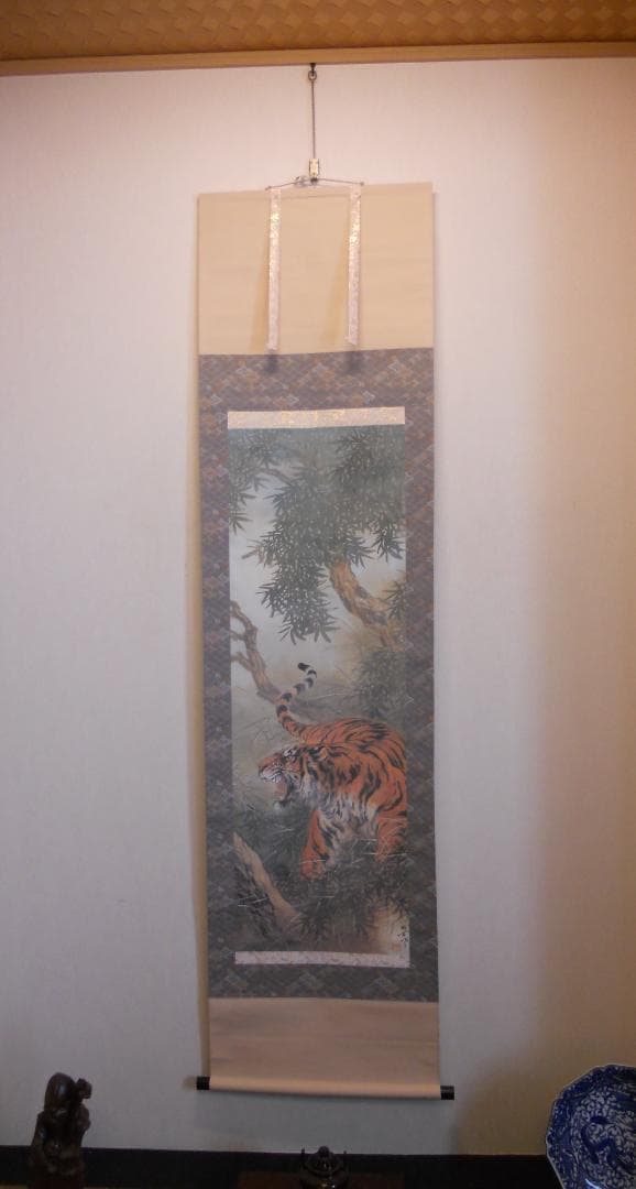 掛け軸 三尾呉石 蒼情 絹本 名品 複製 希少 軸装 茶道具 掛軸 美品 です。