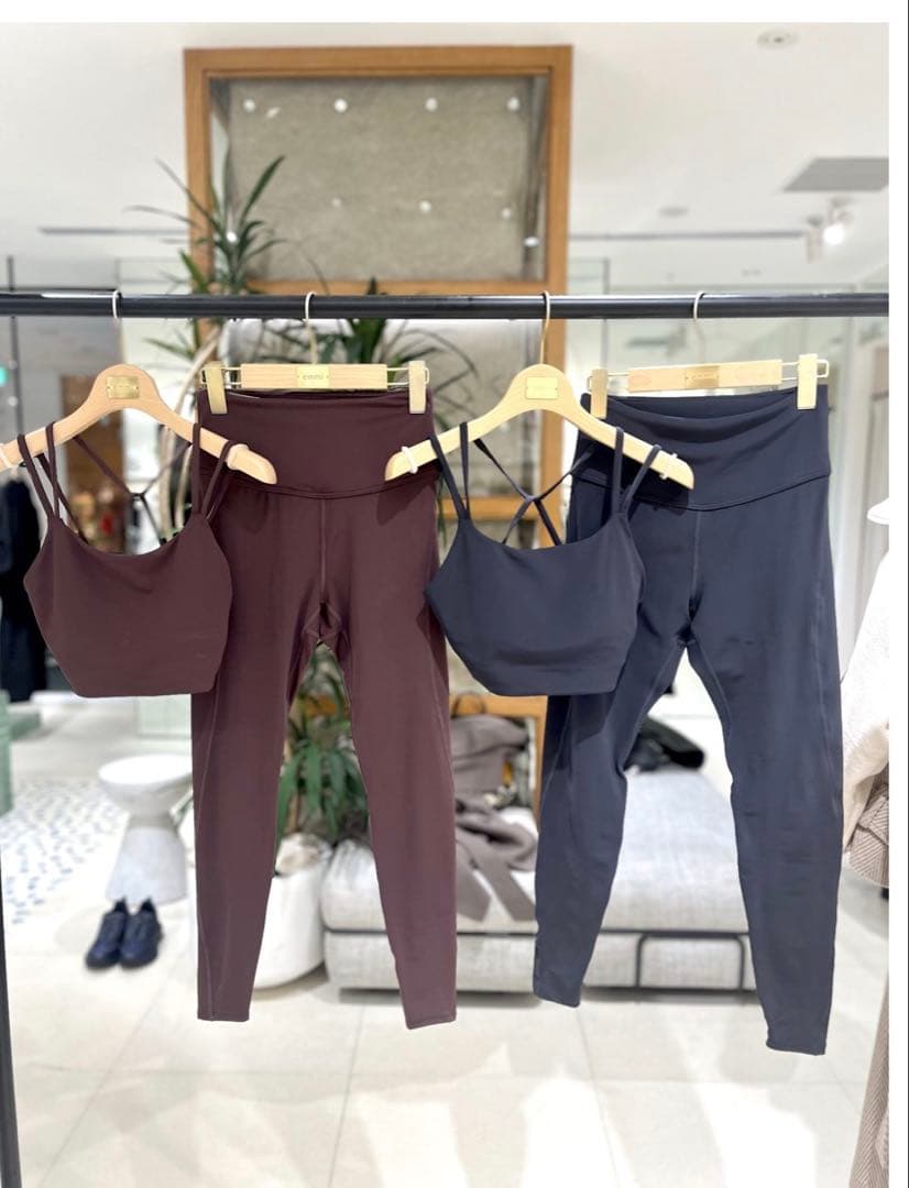 【美品】　emmi ヨガウェア　キャミ　レギンス　上下セット　セットアップ　エミ