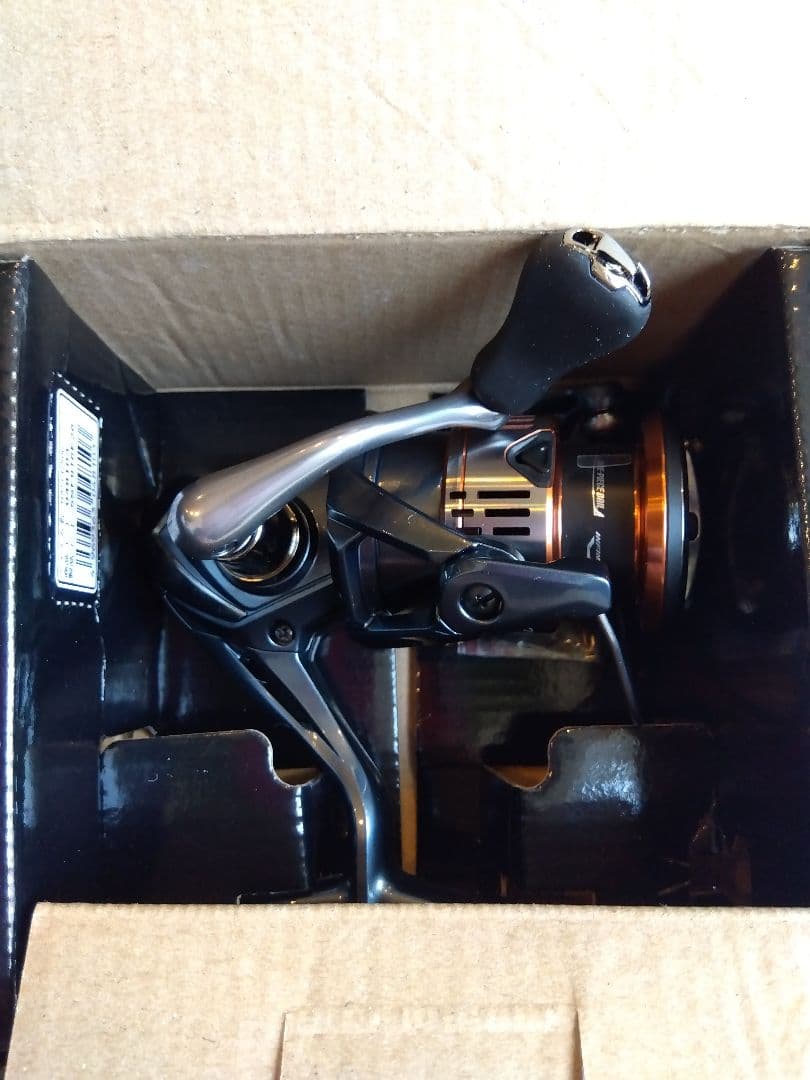 新品未使用！！　シマノ スピニングリール 26ナスキー 2500