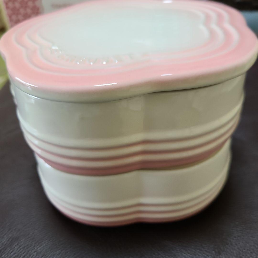 最終値下げ　新品　ル・クルーゼ　スタッキングフラワー