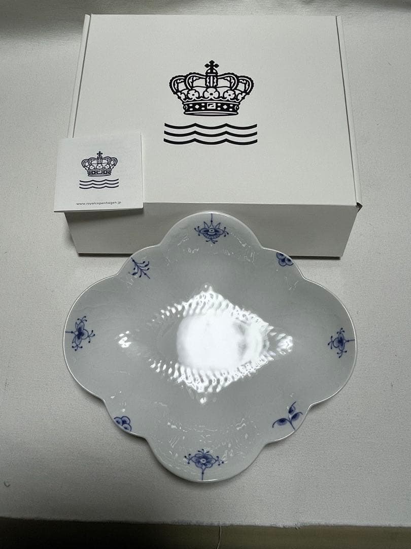   四葉型皿 白青花模様