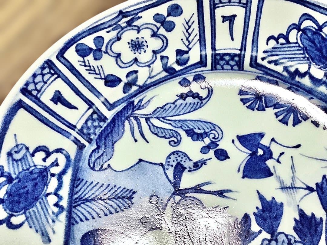 青白い花柄の陶器皿