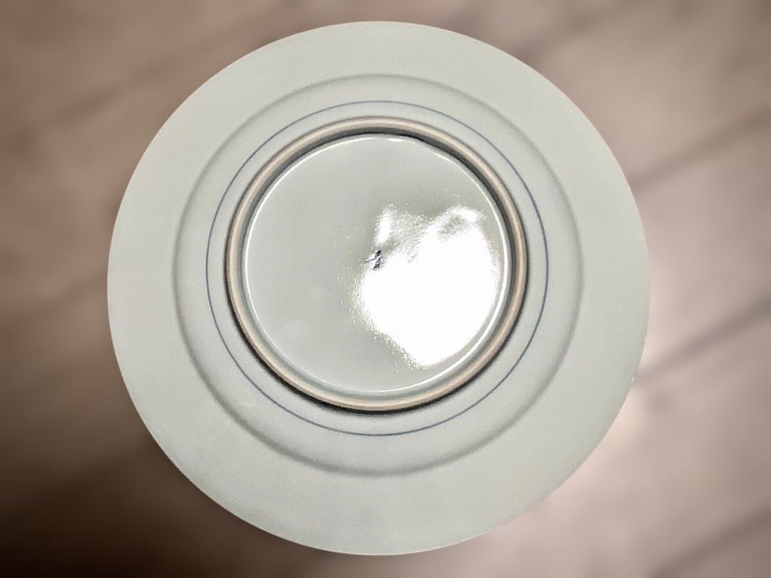 青白い花柄の陶器皿