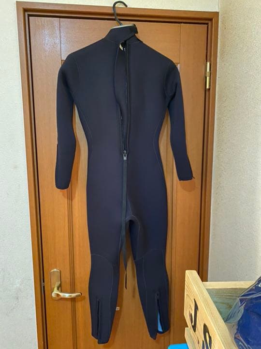 ウェットスーツ 　中古　Mサイズ　D-LIFE？