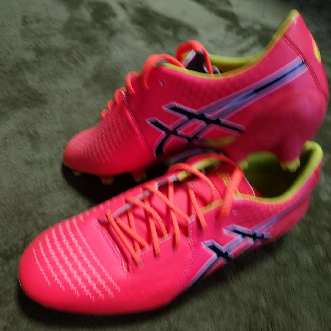 asics サッカーシューズ ピンク