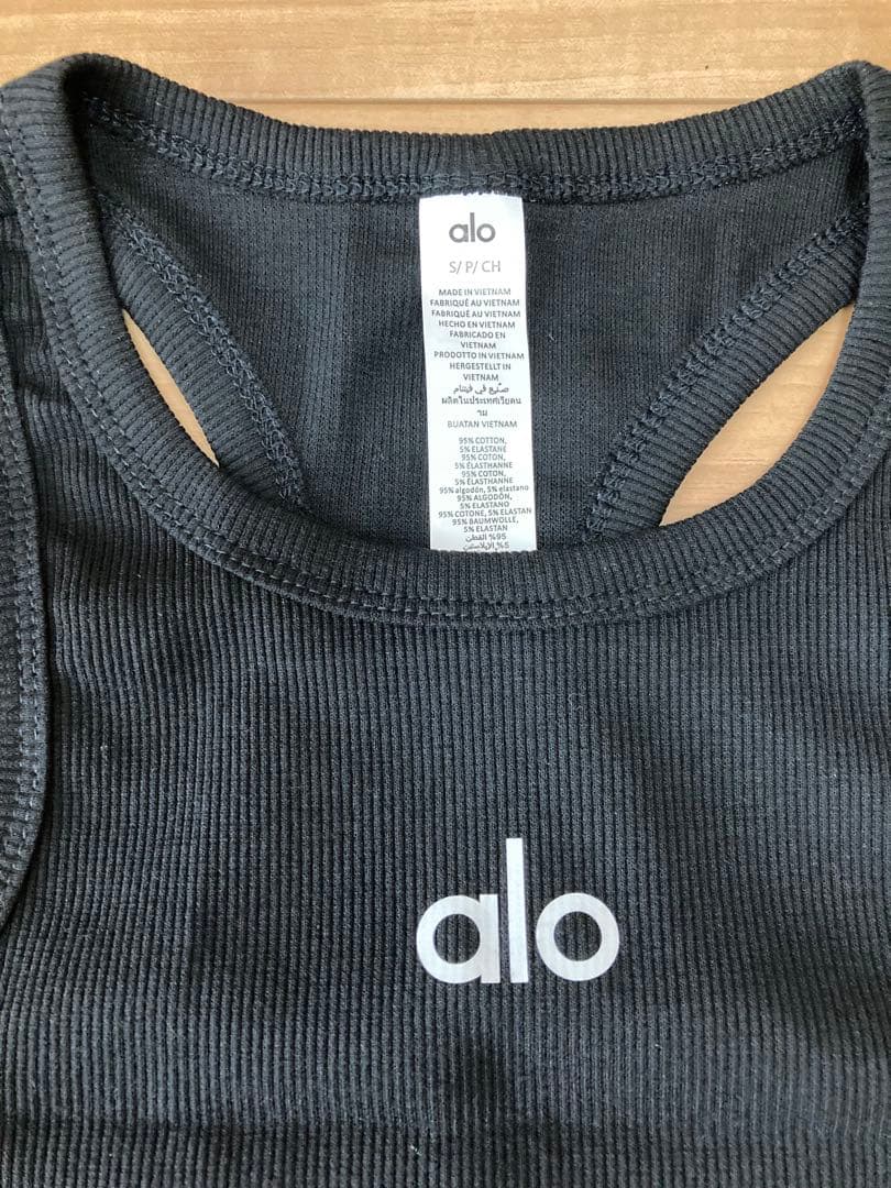 alo yoga クロップドタンクトップ　ブラックSサイズ試着1回のみ