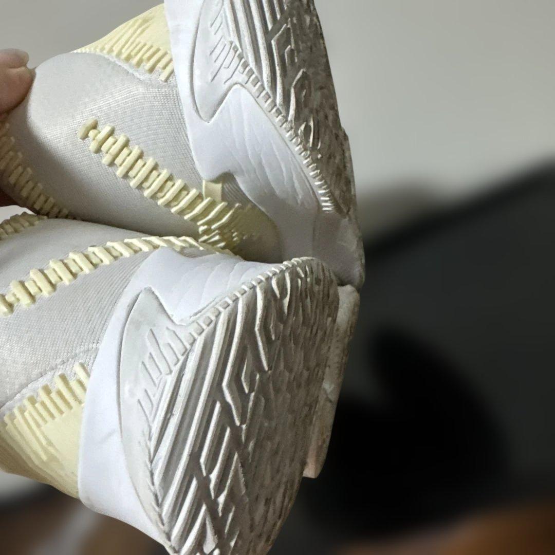 adidas バスケットボールシューズドノバン・ミッチェルのシグネチャーモデル
