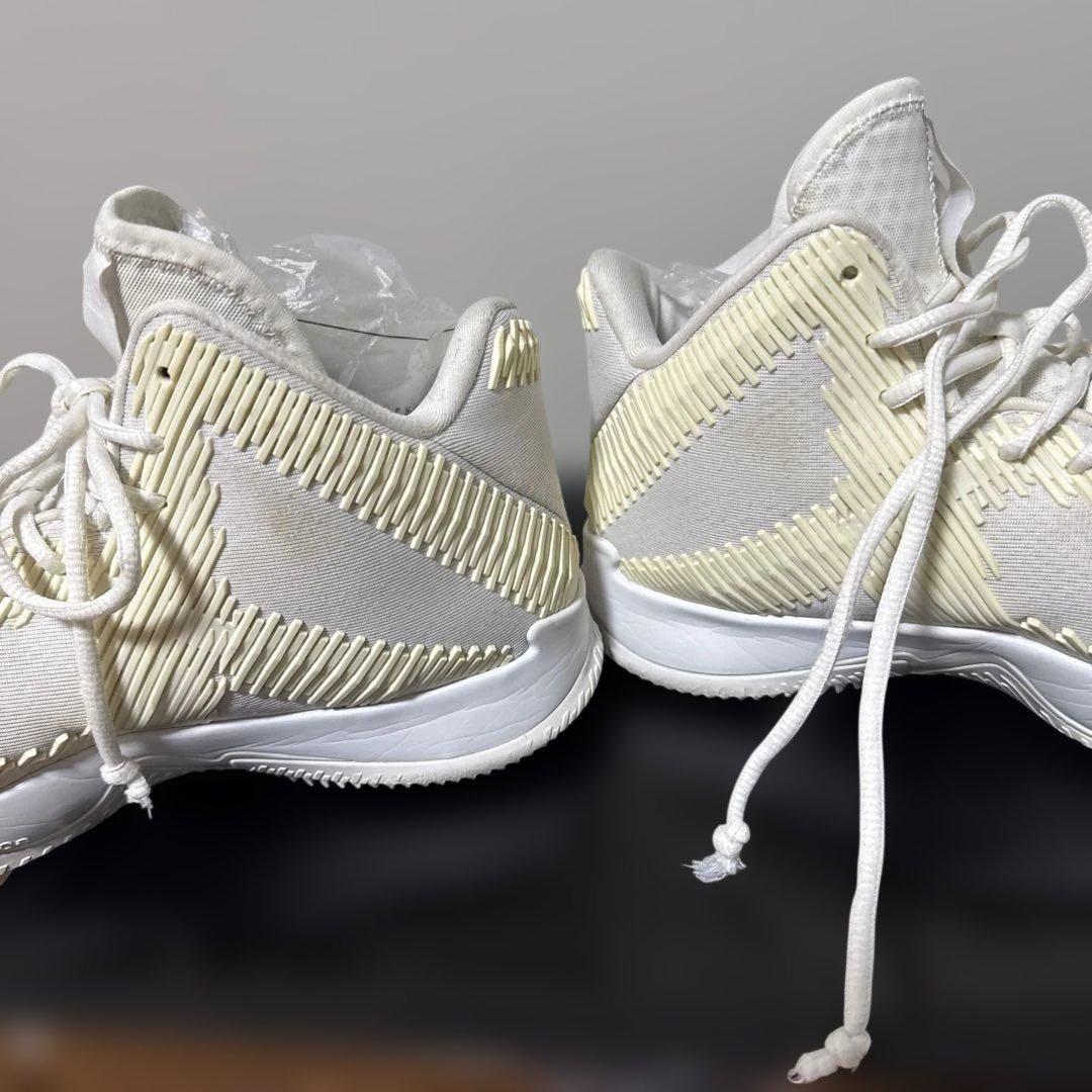 adidas バスケットボールシューズドノバン・ミッチェルのシグネチャーモデル