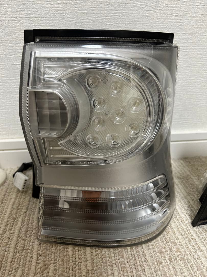 ダイハツ l375s タント カスタム 後期 テールランプ