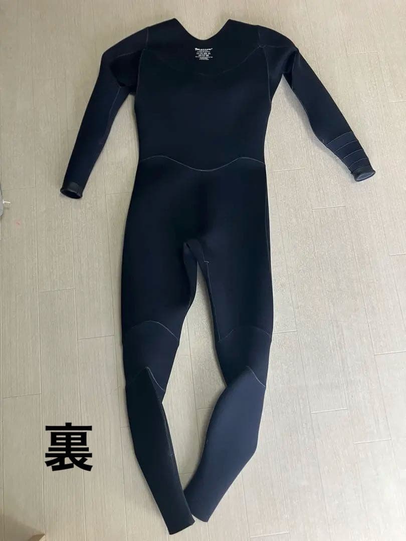 MELLOW グレーと黒の3ミリフルスーツ サーフィン用