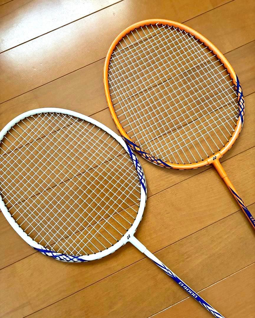 新品　ヨネックス　バドミントンラケット4本　カバー2個　シャトル3個