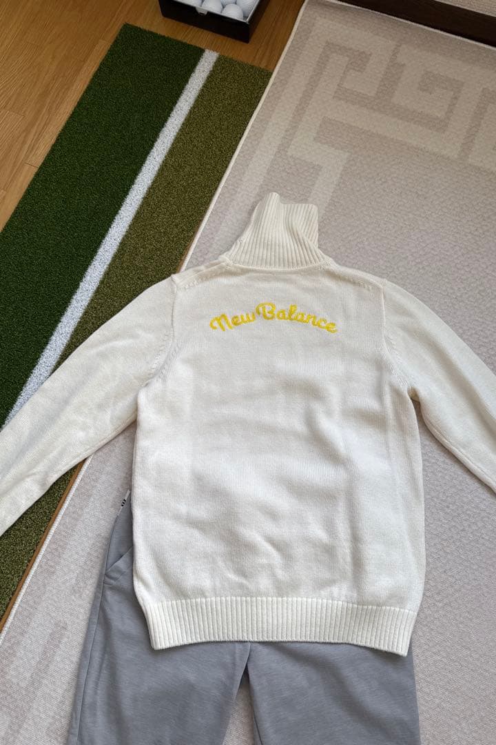 New Balance タートルネックセーター・パンツセット
