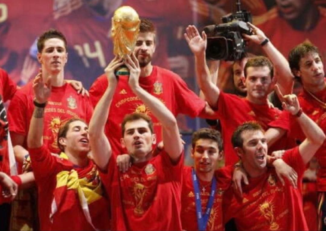 貴重 サッカースペイン代表 2010 ワールドカップ優勝記念 シャツ