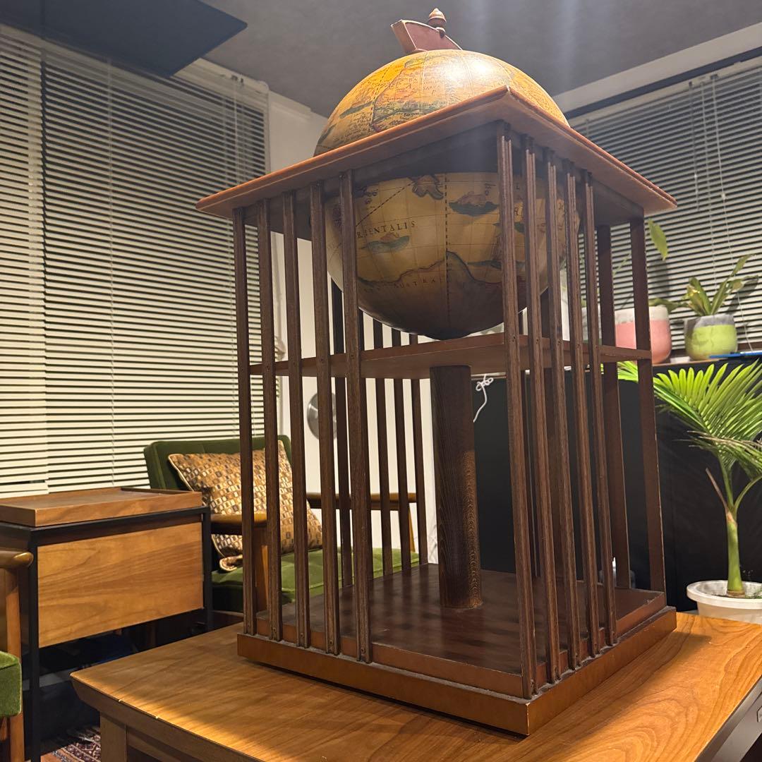 地球儀付きバーキャビネット　高さ約90cm