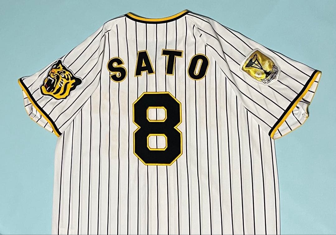 阪神タイガース　佐藤輝明選手ユニフォーム　チャンピオンワッペン付　未使用美品