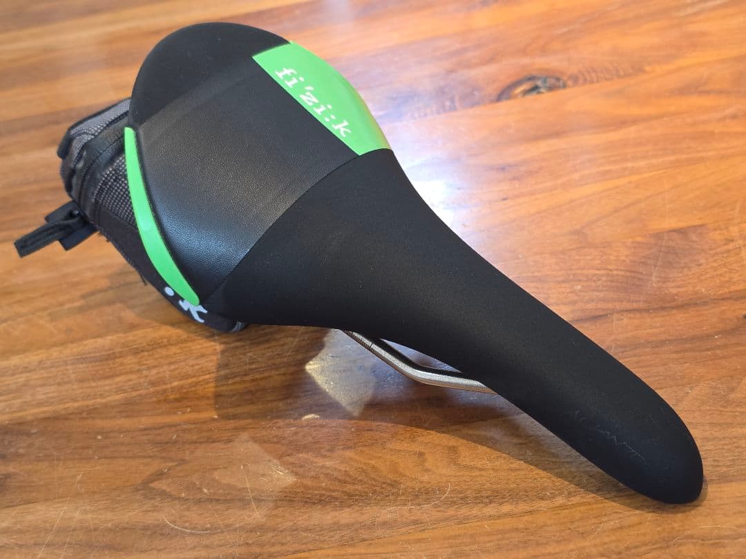 Fizik アリアンテ　ALIANTE　R3　サドル 緑　フィジーク
