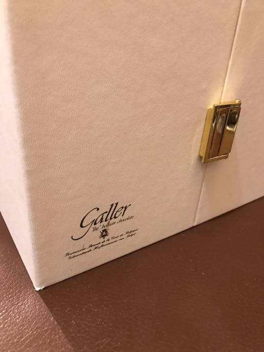 両翼開閉型　姫系アクセサリー入れ　ベルギー王室御用達ショコラティエの宝石箱