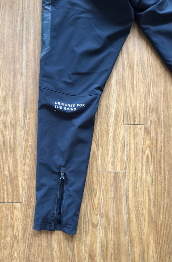 Under Armour ジッパー付きトレーニングパンツ Mサイズ ブラック