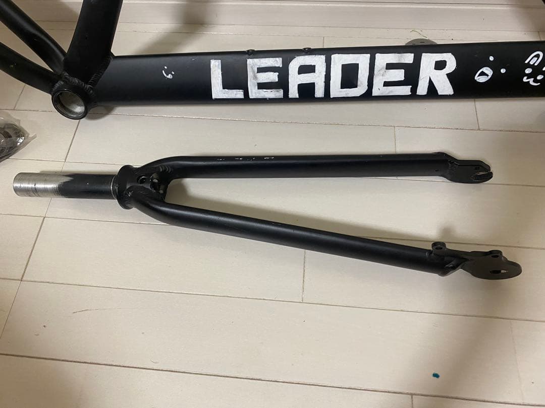 ピストバイクフレーム水曜日までならタイヤつけます