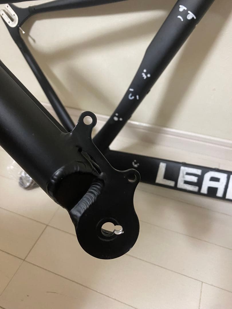 ピストバイクフレーム水曜日までならタイヤつけます