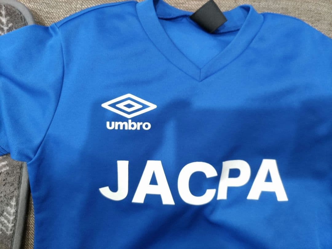 umbro JACPA サッカー　赤　青　白パンツ、緑サッカーシャツ、ジャクパ