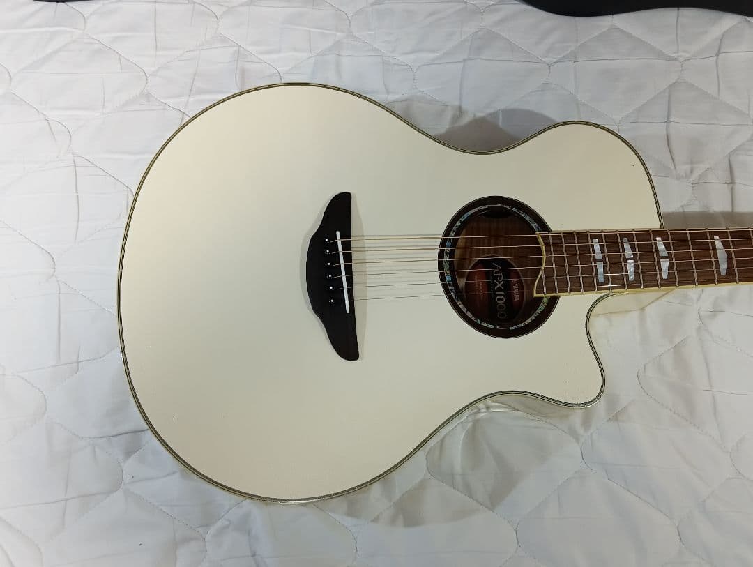 ヤマハ エレアコギターAPX 1000 PW　超美品！ハードケース入りす