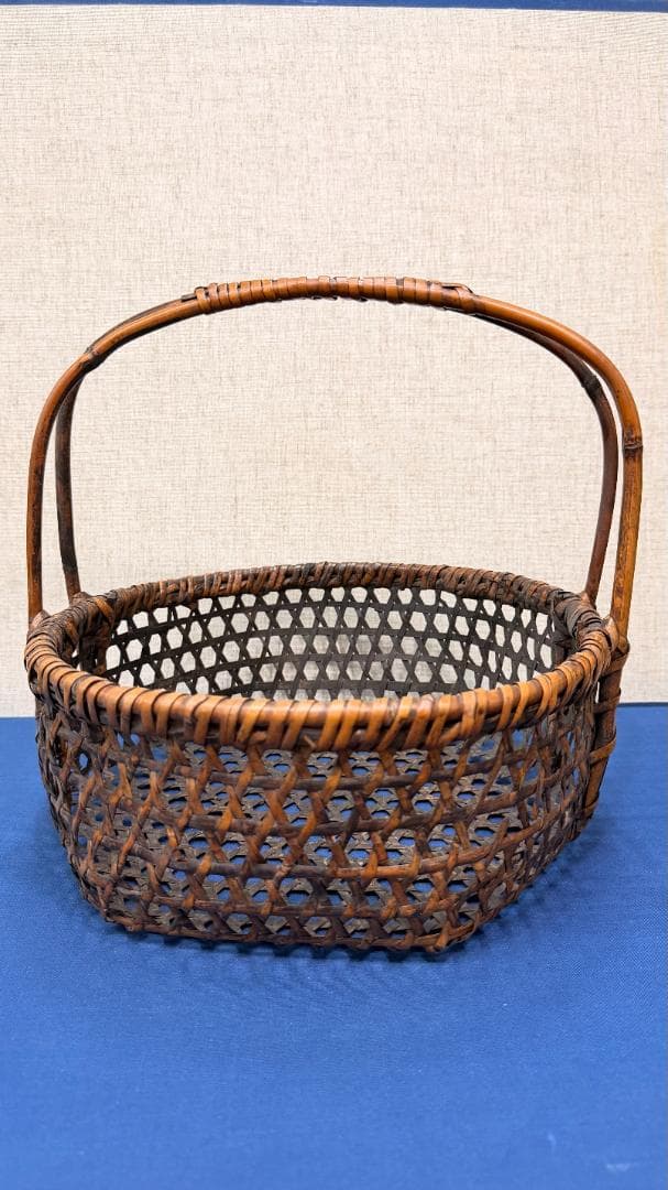 「竹編みの青銅器｜六角形が織りなす光沢と、太竹の力強い持ち手」