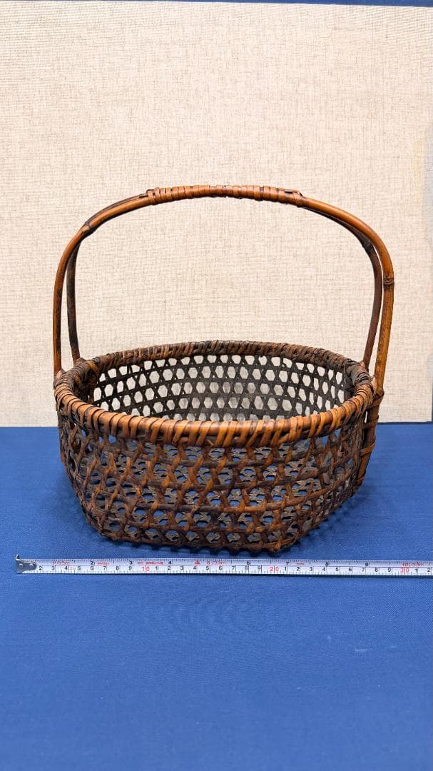 「竹編みの青銅器｜六角形が織りなす光沢と、太竹の力強い持ち手」