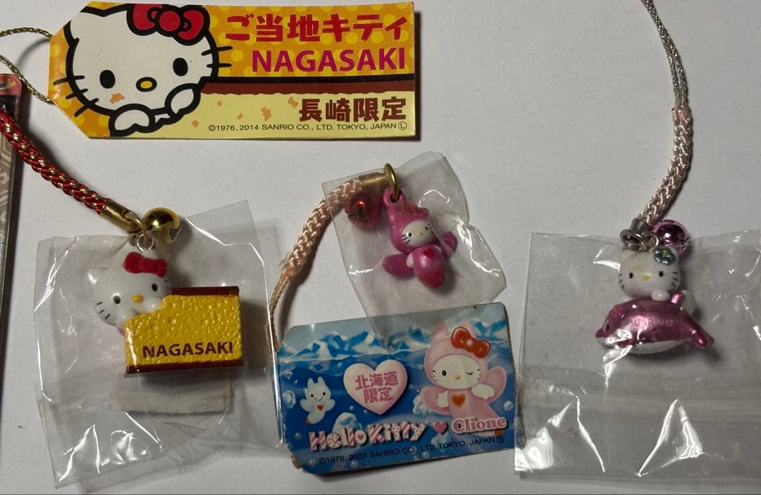 ハローキティ　ご当地ファスナーマスコット、根付け11個セット