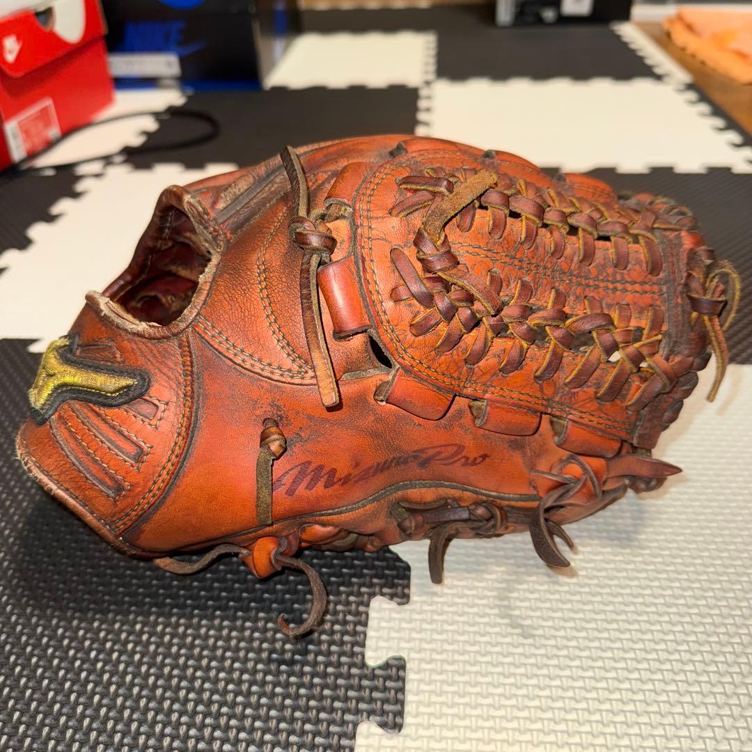 ミズノプロ　硬式内野手用　右利き用　赤色