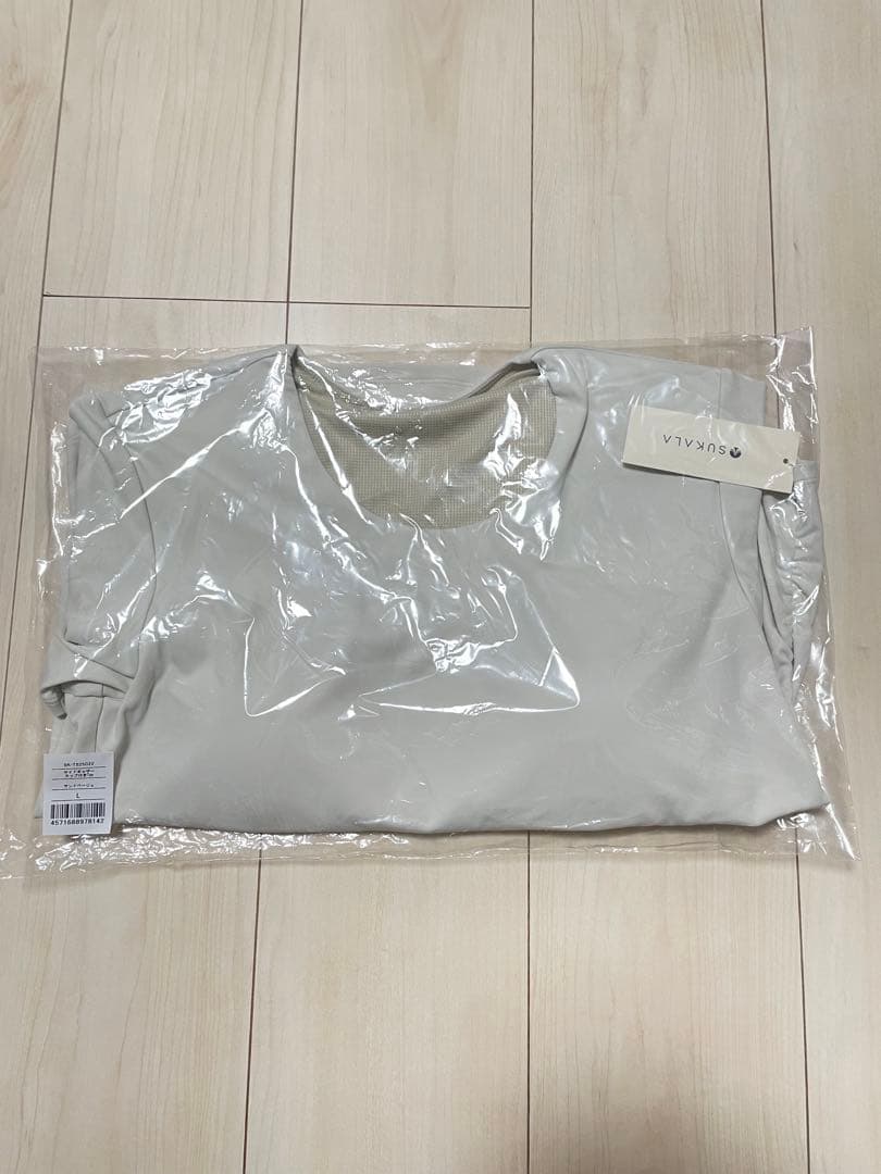 SUKALA白よりの淡いクリーム色 Lサイズ Tシャツ 新品　Lsize
