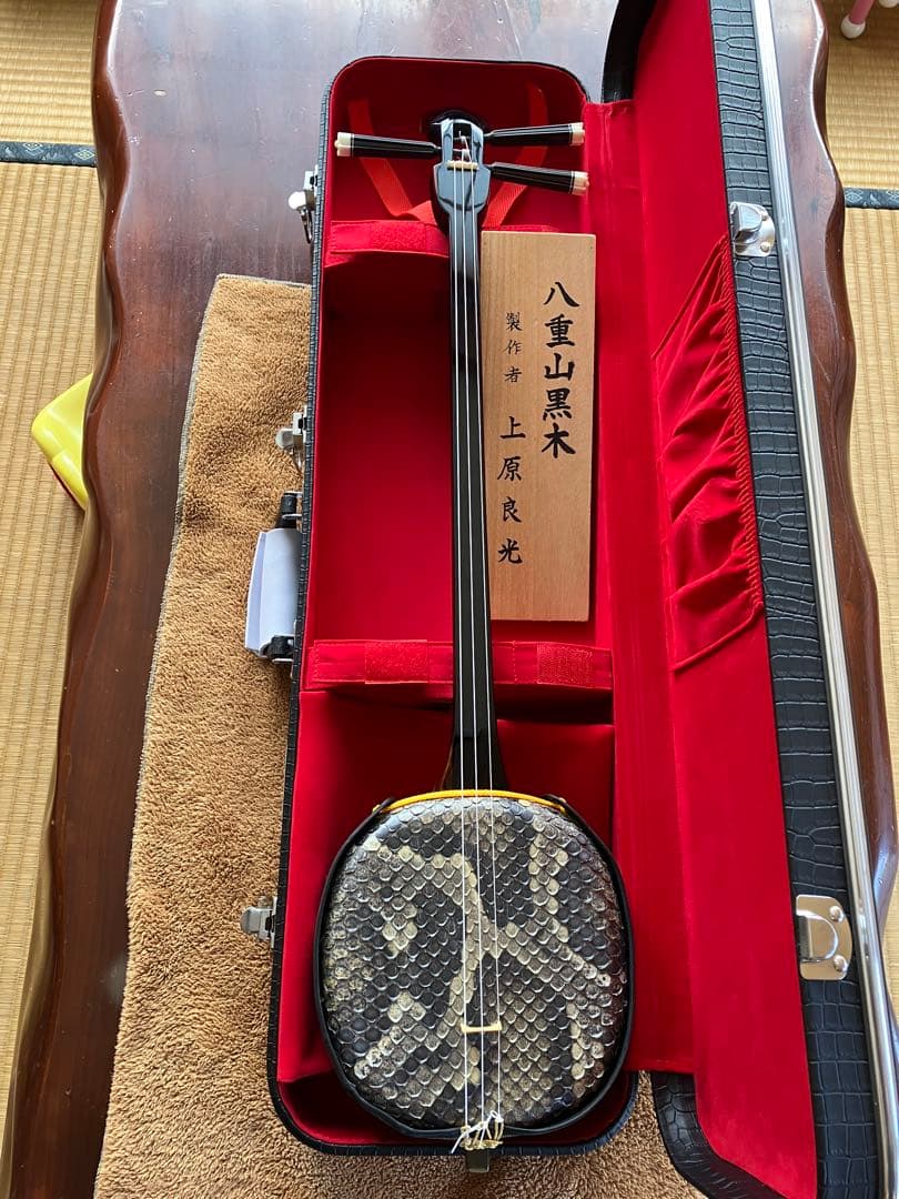 沖縄三線最高峰八重山黒木与那城型本皮一枚張りスンチ塗りの出品です♪