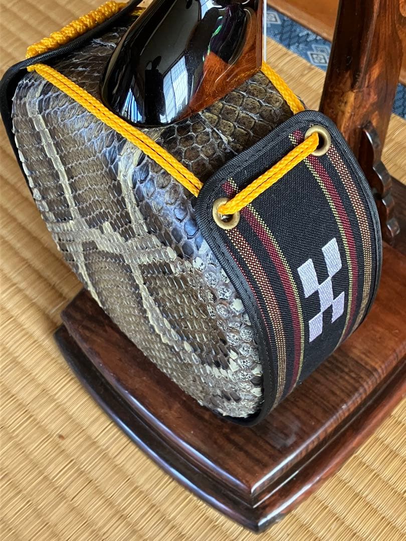 沖縄三線最高峰八重山黒木与那城型本皮一枚張りスンチ塗りの出品です♪