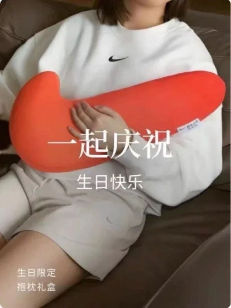 NIKE クッション 赤・黒2種類