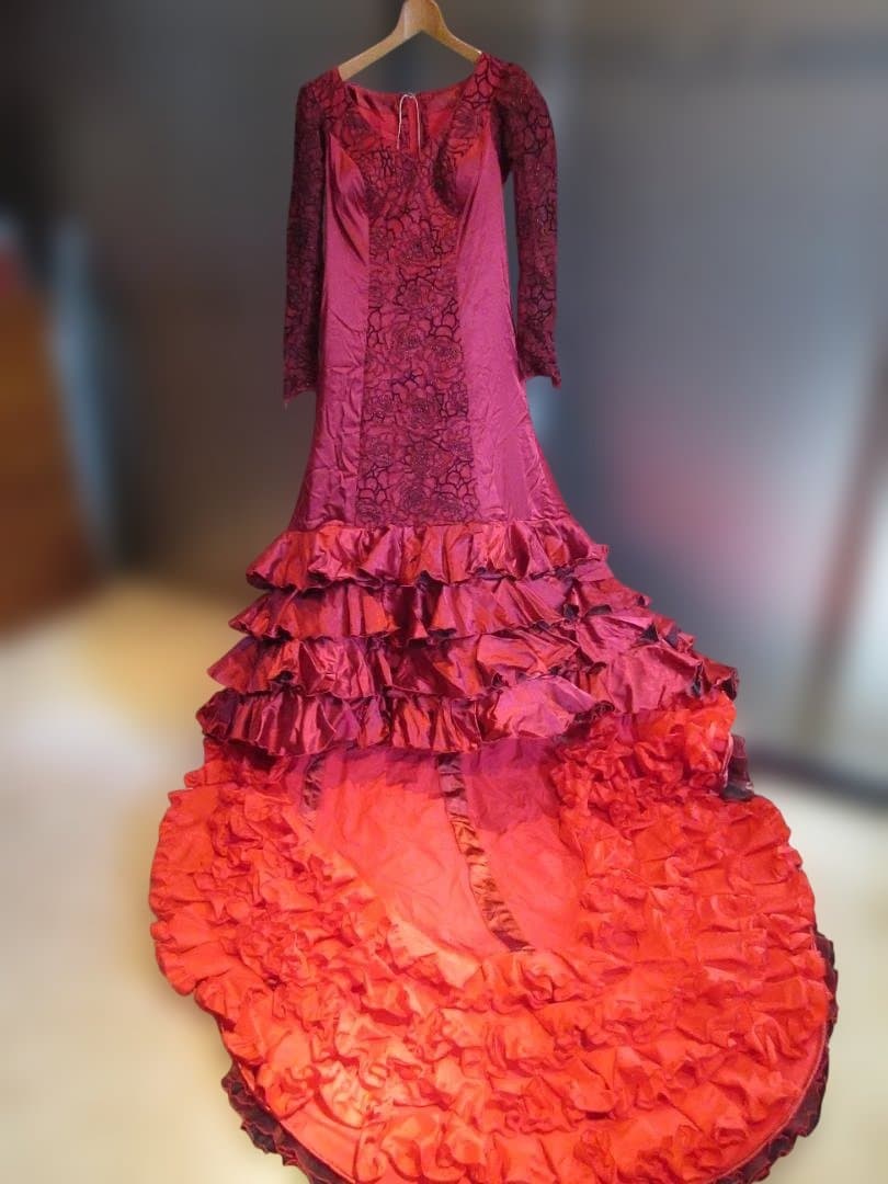 フラメンコ　赤地に黒ライン刺繍のバタデコーラ