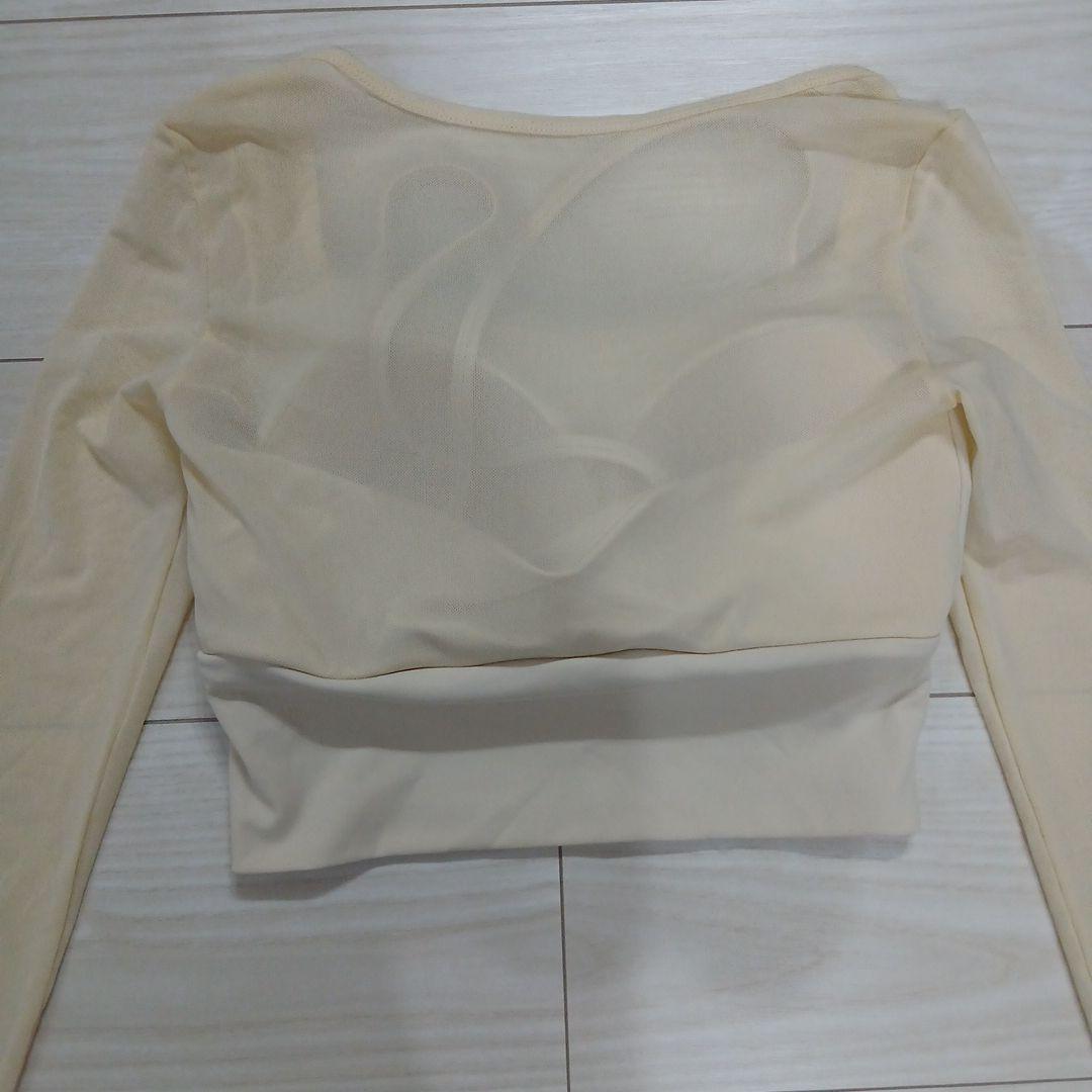 alo ベージュ 長袖クロップトップ
