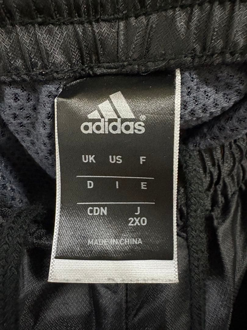 adidas ナイロン上下セットアップ　ブラック　美品